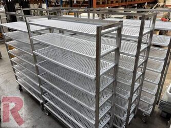 Ausbackwagen mit je 10 gelochten Aluminiumauflagen