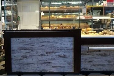 Bäckereitheke mit Kühltheke und heißer Theke