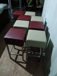 Bartisch mit 8 Barhocker, gebraucht