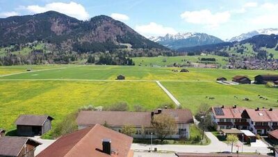 Wohn­- und Geschäftshaus direkt an den Bergen