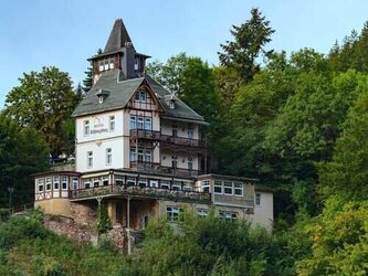 Traumhaftes Schlösschen mit 10 Zimmern im Thüringer Wald