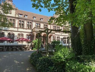Villa als Bikerhotel mit 60 Betten und 12.000 qm Grundstück