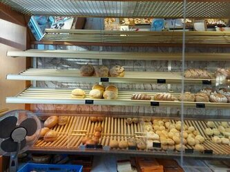 Ladeneinrichtung mit schöner Kuchentheke