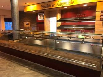 Bäckereitheke mit Brotregal und Kühltheke