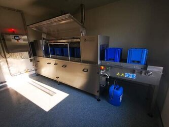 Flaschenwaschanlage für die Flaschenreinigung in Formkisten