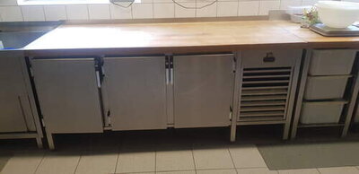 Arbeitstisch mit Kühlschrank