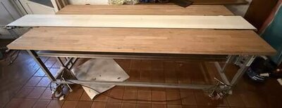 Arbeitstisch mit Förderband