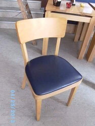 Verschiedene Stühle mit Polster