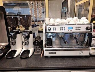 Siebträgermaschine mit zwei Brühgruppen