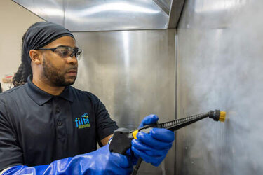 Filta bietet Reinigungsservices für Restaurants, Großküchen