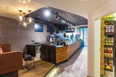 Top moderne Bistro-Einrichtung mit Theken